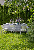 Festlich gedeckter Tisch in Blau-Weiß im Sommergarten