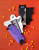 Schokoriegel in selbstgemachten Halloween-Verpackungen aus Tonpapier
