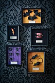 Halloweendekoration: Gruselige Accessoires in Bilderrahmen an der Wand