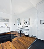 Modernes, weißes Bad mit Schminktisch und verglastem Duschbereich