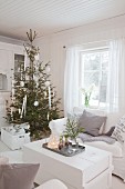 Schlichter Weihnachtsbaum im weißen Wohnzimmer