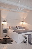 Schlafzimmer in Weiß und Grau mit Holzboden und Holzdecke
