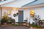 Weisses Holzhaus mit Weihnachtsdekoration