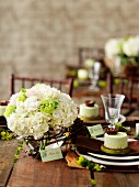 Rustikaler Hochzeitstisch mit weißem Hortensienstrauss