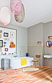 Grosszügiges Badezimmer mit Badewanne, Wanddekoration und Designer-Hängelampen in Altbauwohnung