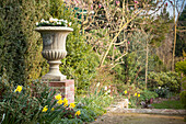 Frühlingsgarten mit Urne
