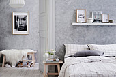Bedroom in shades of gray with a wiped wall