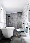Bad mit großformatigen grauen Fliesen an Boden und Wand