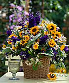 Korb als Vase für Strauß mit Helianthus / Sonnenblumen,