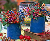 Beerensträuße in blauen Keramikbecher