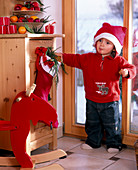 Kleiner Junge mit Nikolausmütze