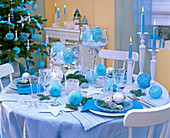 Table decoration in turquoise and crystal from glasses with foot