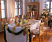 Weihnachtszimmer: Gedeckter Tisch in weiß und gold
