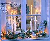 Blick ins weihnachtliche Zimmer, Fensterbank dekoriert