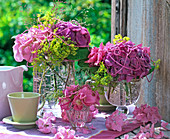 Sträuße aus Hydrangea (Hortensien, rosa und lila), dekoriert mit Schnur