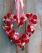 Herz aus Rosa (Rosen, rot) und Hydrangea (Hortensien, rosa)