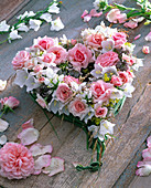 Herz aus Rosa (Rosen, rosa), Campanula (Glockenblumen, weiß), Alchemilla