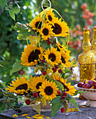 Etagere gefüllt mit Helianthus (Sonnenblumen)