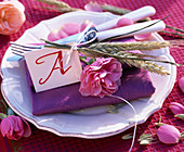 Napkin decoration to Thanksgiving with roses and cereals