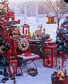 Terrasse im Schnee weihnachtlich geschmückt