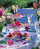Etagere mit Blüten von Tulipa (Tulpen), Narcissus (Narzissen), Prunus