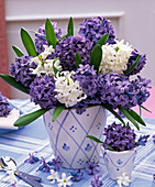 Hyacinthus bouquet in blue-white planter, flowers, cutlery