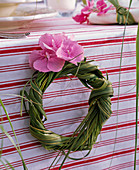 Kranz aus Spartina (Goldleistengras) mit Blüten von Hydrangea (Hortensien)