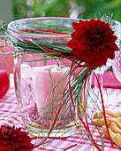 Windlicht mit Dahlia (Dahlie), Kranz aus Gräsern und rosa Kerze