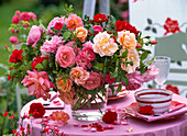 Strauß aus verschiedenen Rosa (Rosen) in Vase aus Glas, Schale,
