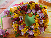 Kranz aus Chrysanthemum (Herbstchrysanthemen), Cotoneaster (Felsenmispel)