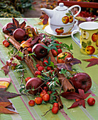 Table decoration with Malus, Hedera, cinnamon sticks