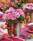 Chrysanthemum (Herbstchrysantheme), dekoriert mit Malus (Zieräpfeln)