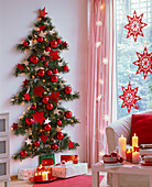 Weihnachtsbaum an der Wand mit Pinus (Kiefer), roten Weihnachtsbaumkugeln