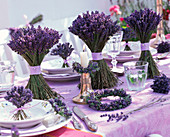 Tischdekoration mit Stehsträußen aus Lavandula (Lavendel), Lavendelkranz