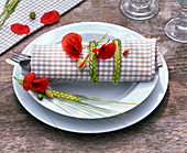 Napkin decoration with Papaver rhoeas and Hordeum
