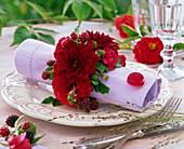 Serviettenring aus Dahlia (Dahlien), Rosa (Rosen), Rubus (Brombeeren)