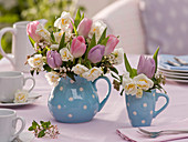 Gemischte Sträuße mit Tulipa (Tulpen), Narcissus 'Bridal Crown' (Narzissen)