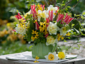 Strauß aus Tulipa 'Lady Jane' (Tulpen), Narcissus (Narzissen), Forsythia