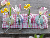 Mit Naturfarben gefärbte Eier dekoriert mit Spitzenband und Blüten