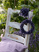 Strauß und Kranz aus Lavandula (Lavendel) an Stuhllehne aufgehängt