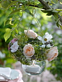 Windlicht aus Einmachglas mit Kranz aus Blumen und Kräutern