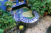 Mosaikteich von Ann Frith-Spiegel von Simon Arnold Wandbemalung koboltblau