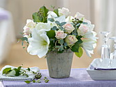 White bouquet with Hippeastrum, Rosa, Hedera