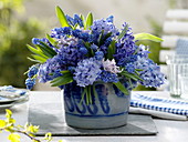 Blauer Duftstrauß aus Hyacinthus (Hyazinthen), Muscari (Traubenhyazinthen)