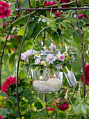 Einmachglas mit Kräuterkränzchen als Windlicht aufgehängt