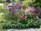 Half shadow bed with perennials