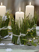 Ungewöhnlicher Adventskranz : Kerzen in mit Pinus (Kiefernnadeln)