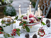 Ungewöhnlicher Adventskranz : emaillierter Topf mit Äpfeln (Malus)