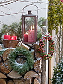 Rustikale Weihnachtsterrasse mit Brennholzstapel