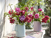 Rosa-rote Frühlingssträuße : Tulipa (Tulpen), Ranunculus (Ranunkeln), Prunus